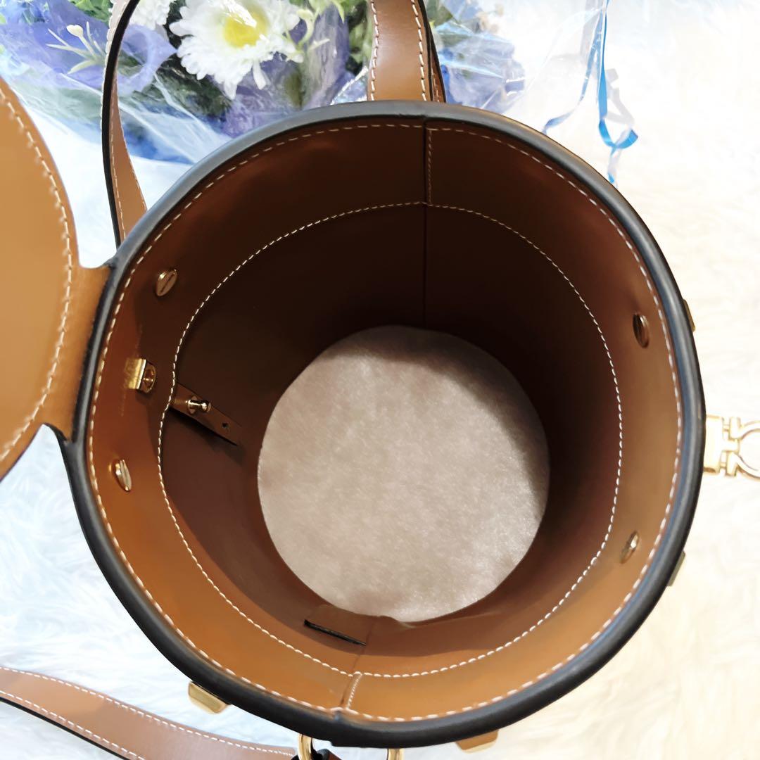 美品　サルバトーレフェラガモ かご　バケツ　バッグ　ショルダー　ガンチーニ