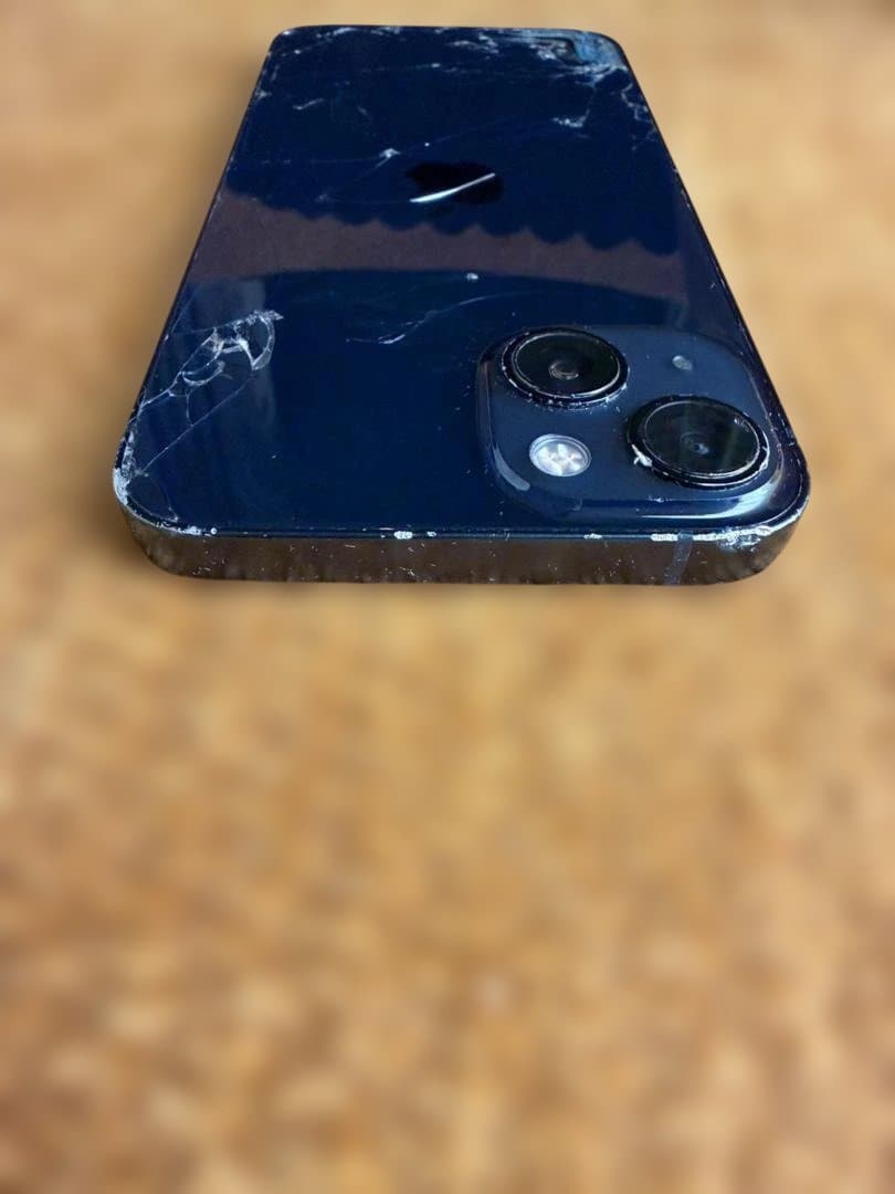 米国版 iPhone 13 128GB ブラック　背面割れ