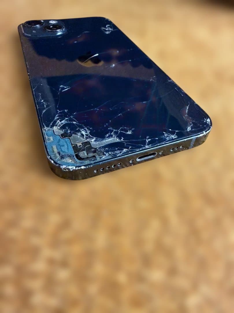 米国版 iPhone 13 128GB ブラック　背面割れ