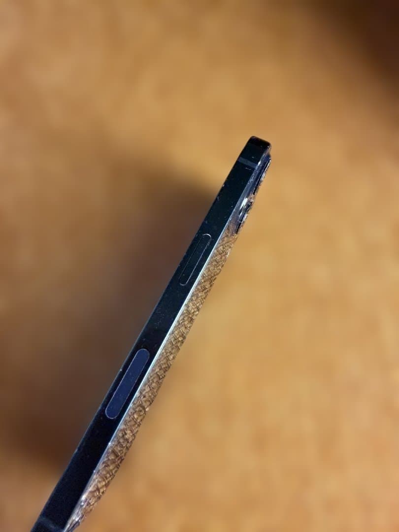 米国版 iPhone 13 128GB ブラック　背面割れ