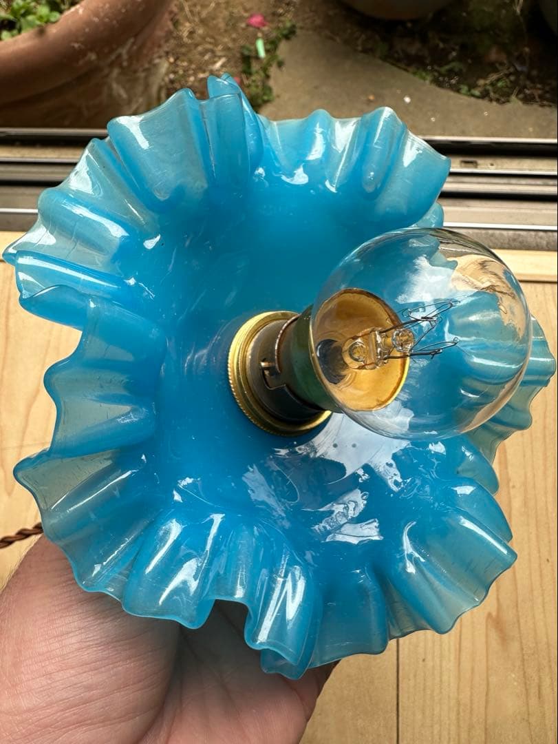 フランス アンティーク 乳白色ブルーオパリンガラスの可愛いお花アトリエランプ＊