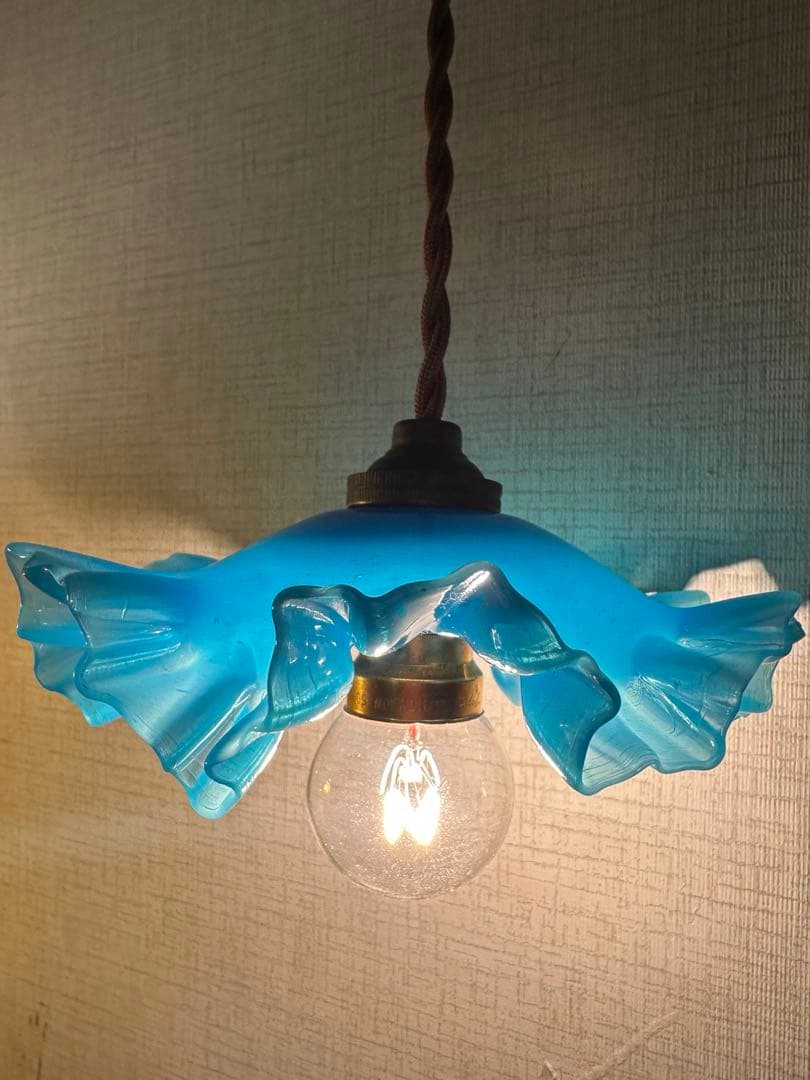 フランス アンティーク 乳白色ブルーオパリンガラスの可愛いお花アトリエランプ＊