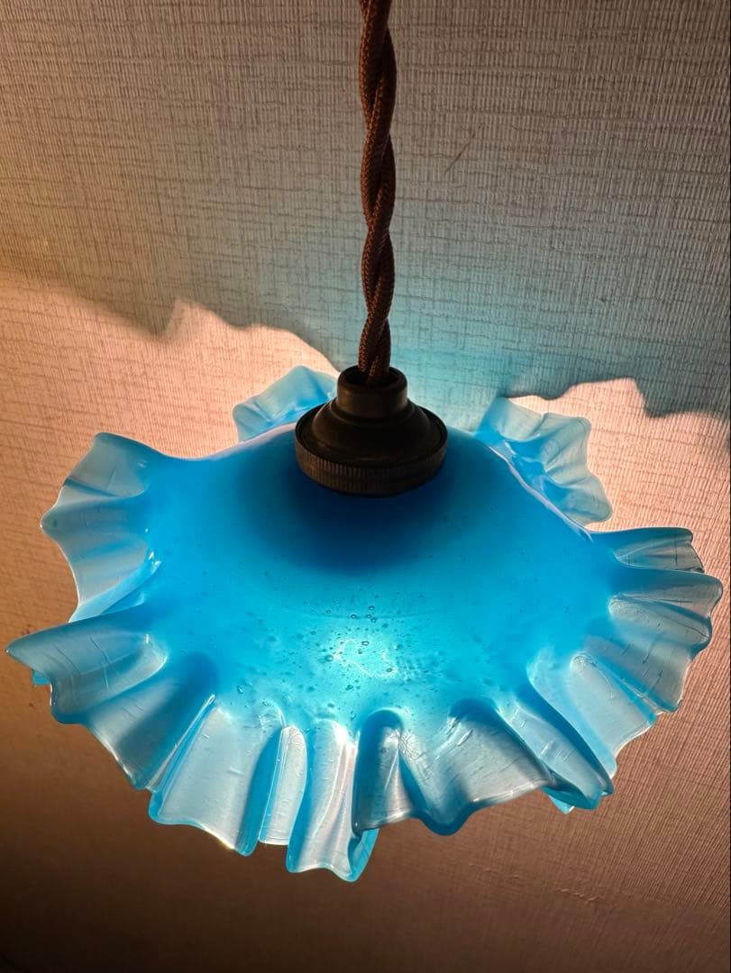 フランス アンティーク 乳白色ブルーオパリンガラスの可愛いお花アトリエランプ＊