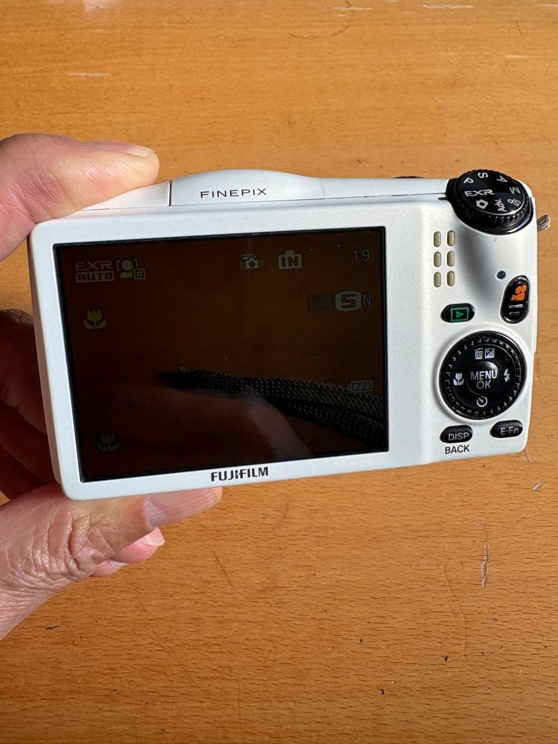 FUJIFILM FINEPIX F820 EXR ホワイト　動作確認済み