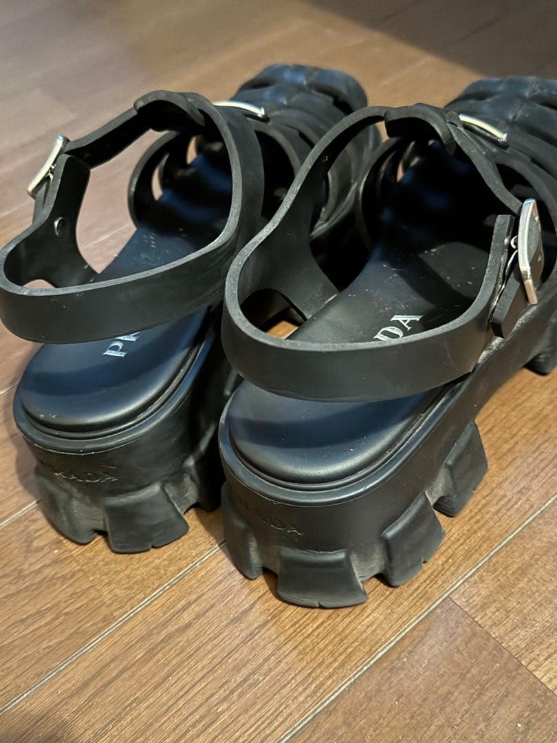 舞　PRADA モノリス　サンダル