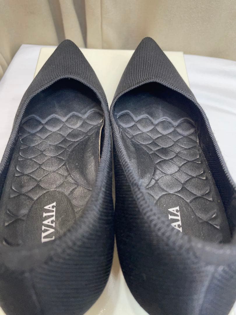 VIVAIA 36 ポインテッドトゥ Ｖカット パンプス