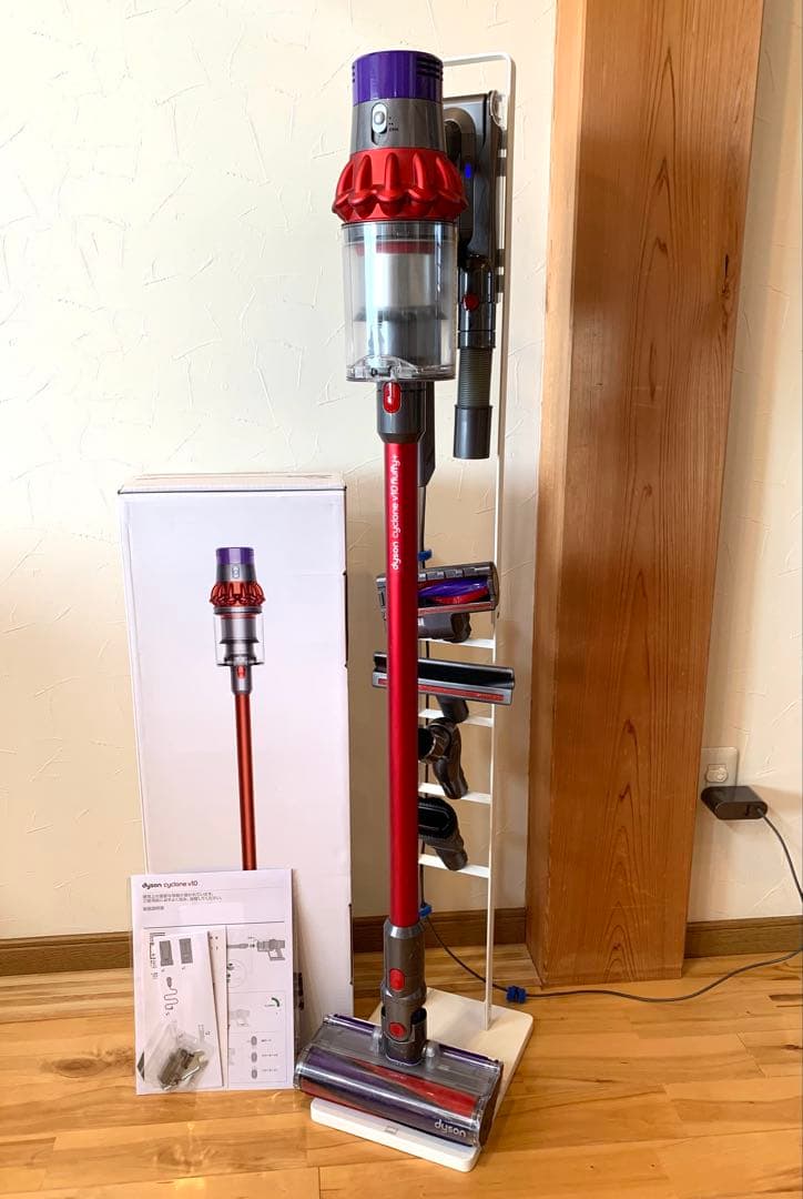 Dyson Cyclone V10 Fluffy+、アタッチメント5個、ラック付