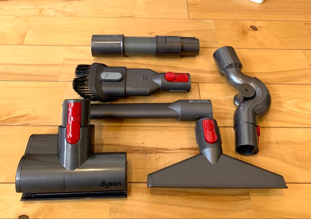 Dyson Cyclone V10 Fluffy+、アタッチメント5個、ラック付