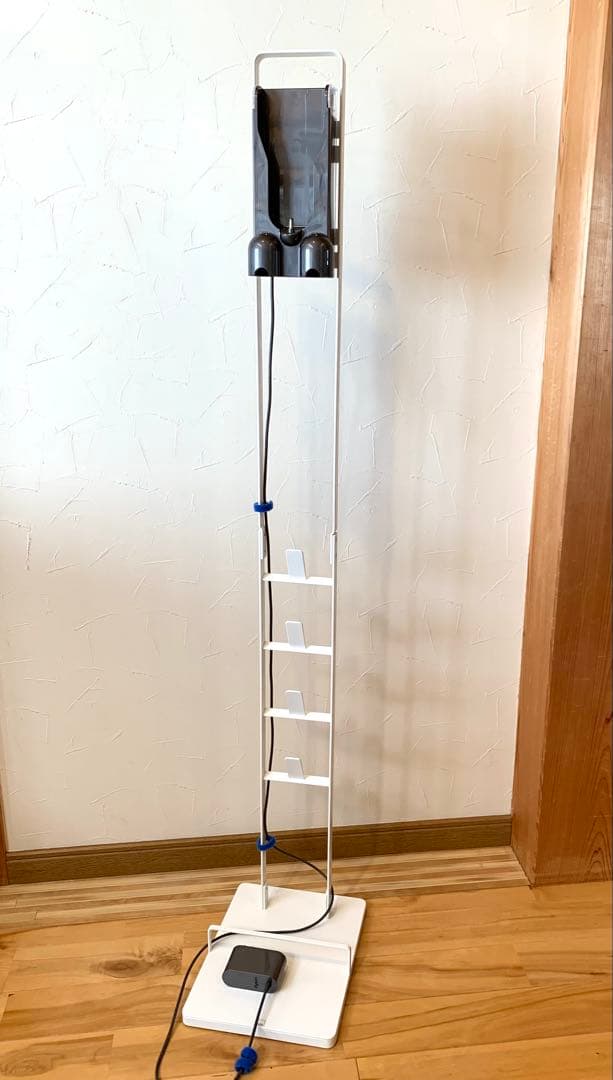 Dyson Cyclone V10 Fluffy+、アタッチメント5個、ラック付