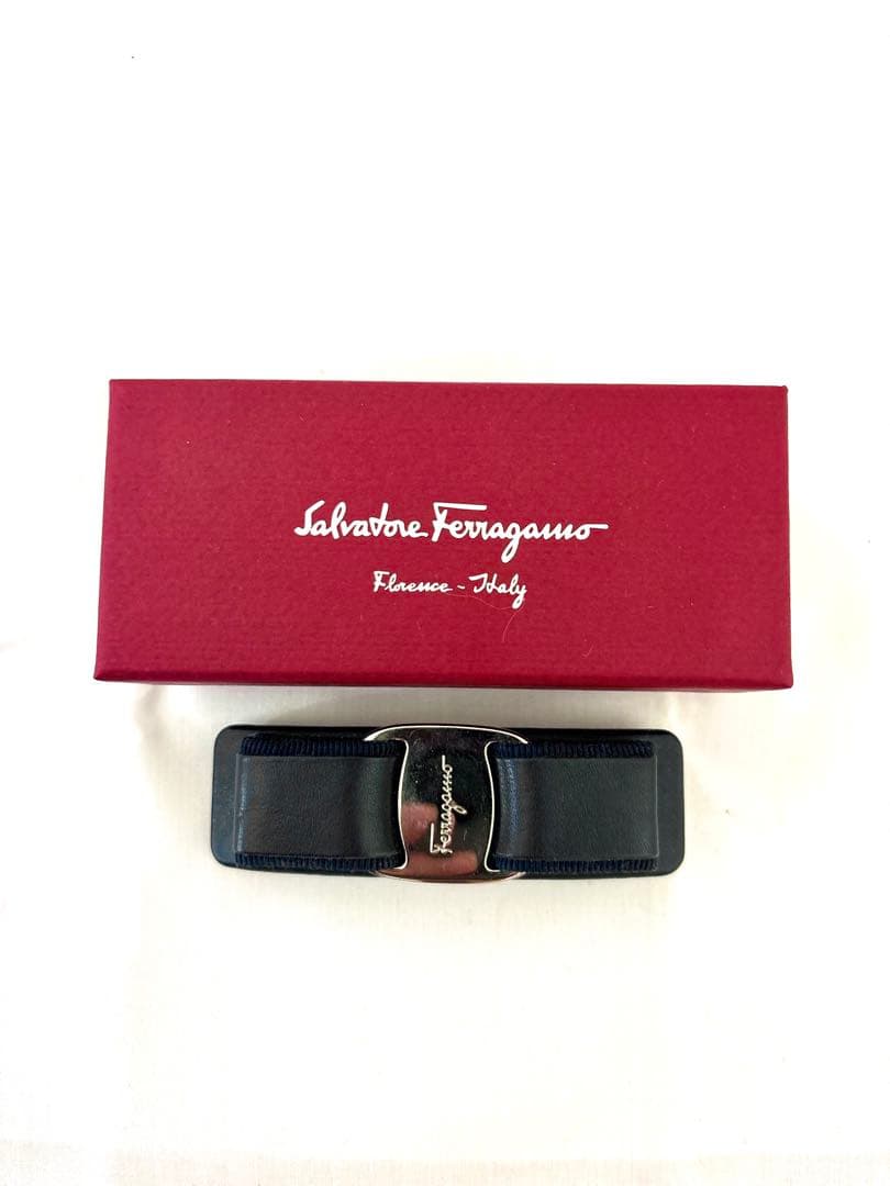Salvatore Ferragamo ネイビー リボン バレッタ