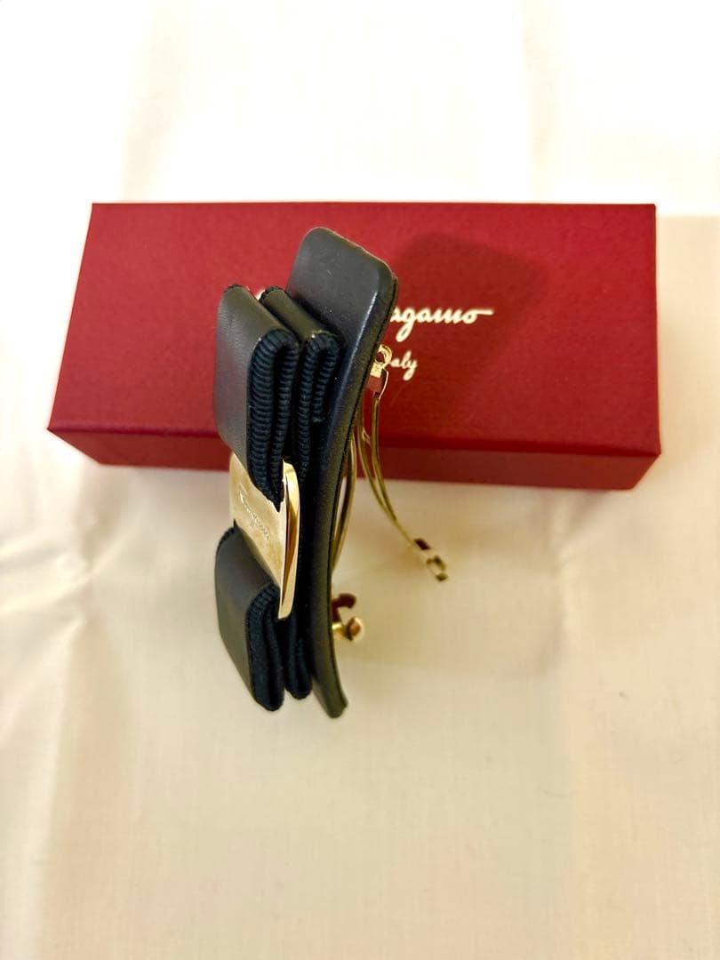 Salvatore Ferragamo ネイビー リボン バレッタ