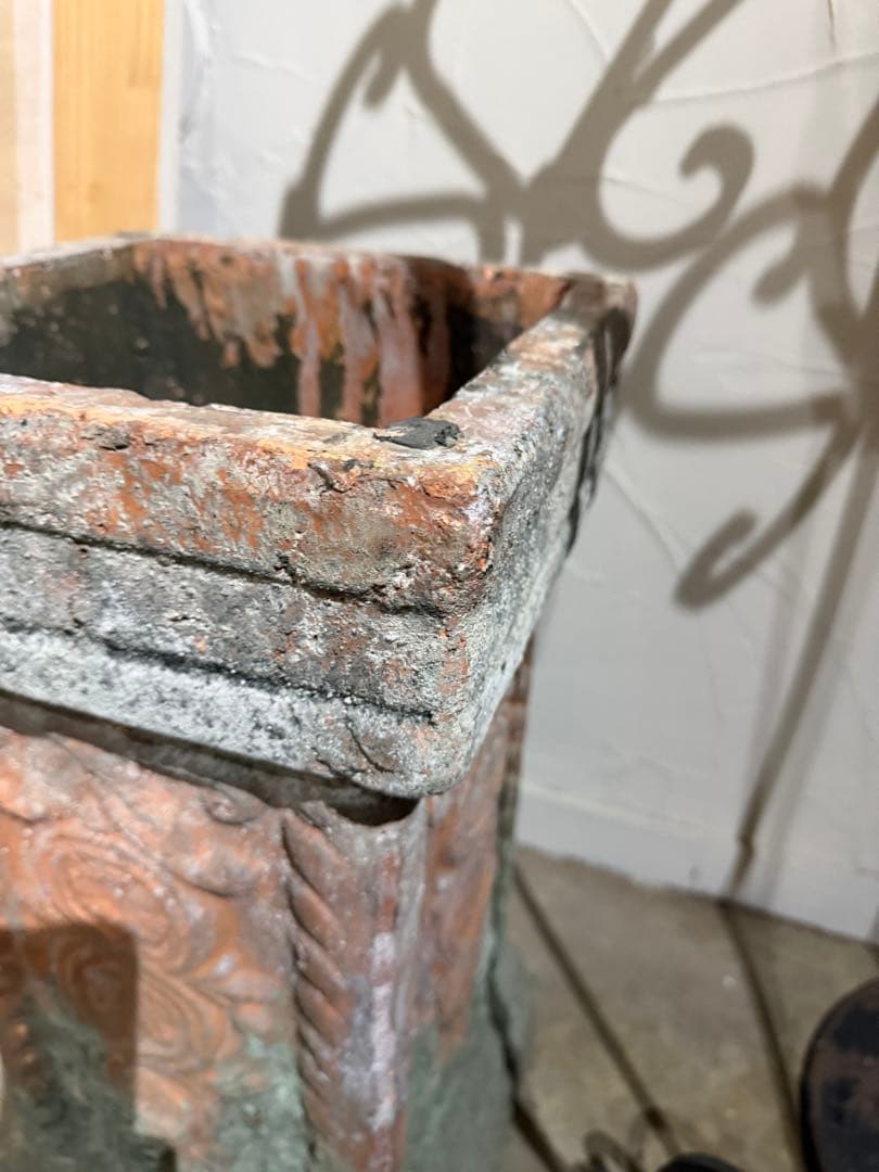 装飾が素敵な大きなアンティーク風プランター