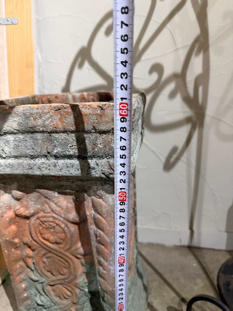 装飾が素敵な大きなアンティーク風プランター