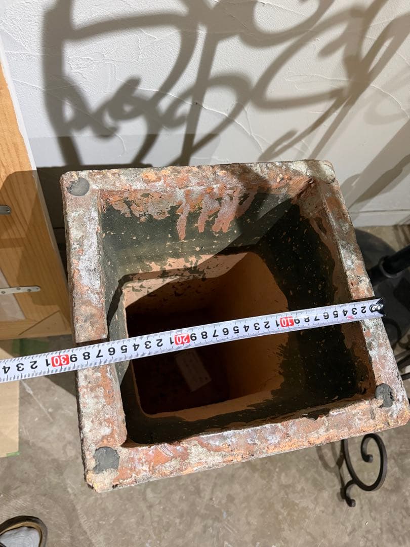 装飾が素敵な大きなアンティーク風プランター