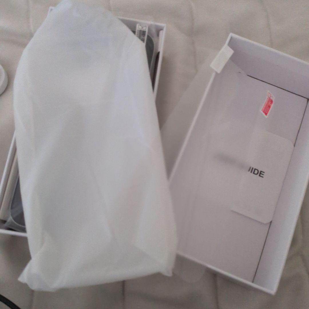 未使用 ホワイトスマートフォン 3カメラ