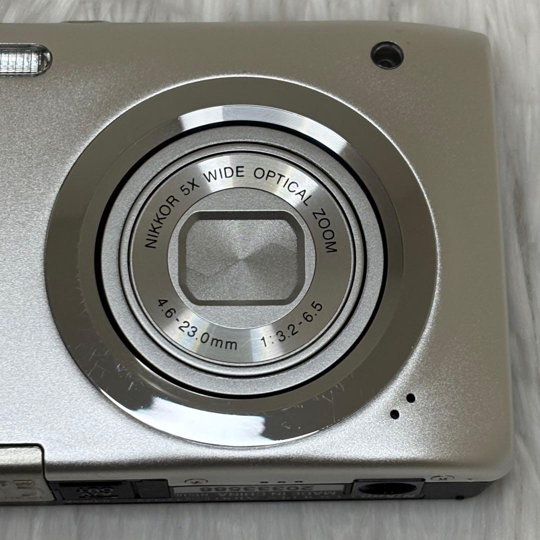 美品　Nikon カメラ　COOLPIX A100 充電器　シルバー　コンデジ