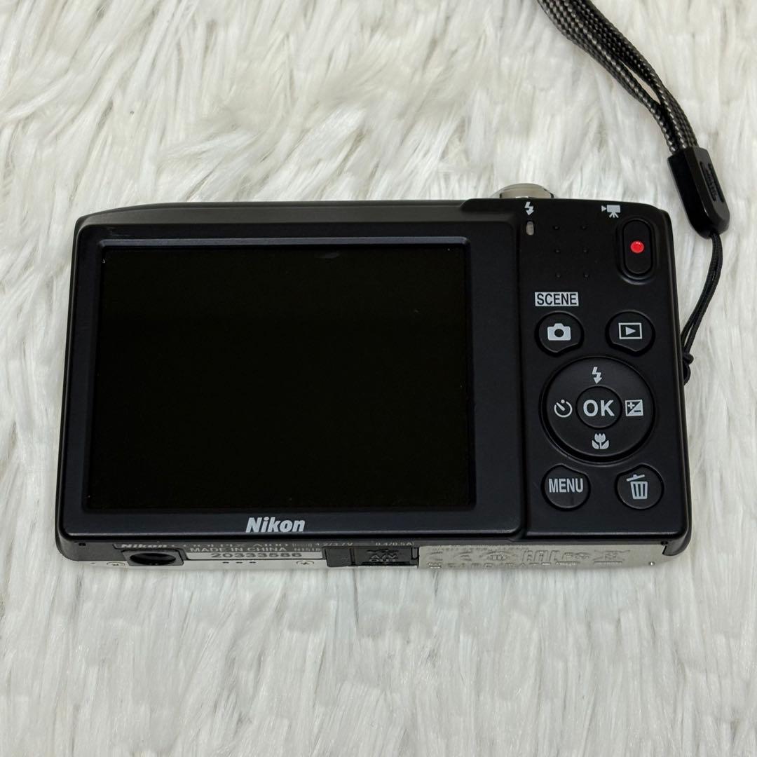 美品　Nikon カメラ　COOLPIX A100 充電器　シルバー　コンデジ