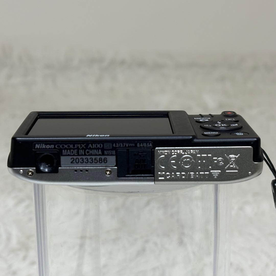 美品　Nikon カメラ　COOLPIX A100 充電器　シルバー　コンデジ