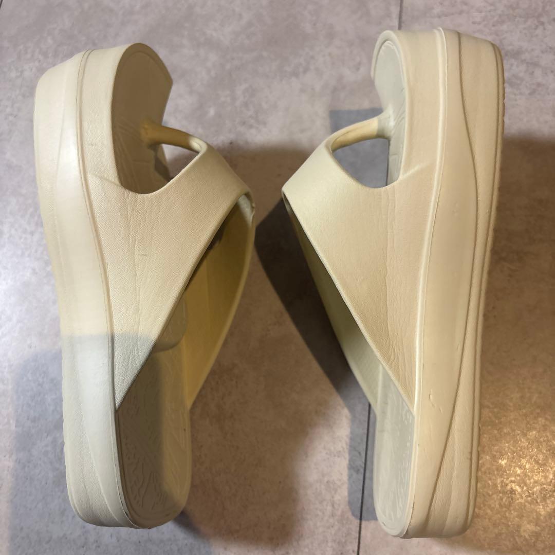 RACBAKI アイボリー トングサンダル