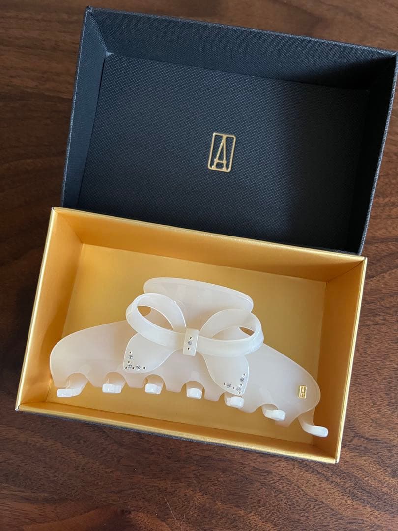 アレクサンドルドゥパリ♡2024未使用リボン付き乳白色ヘアクリップ