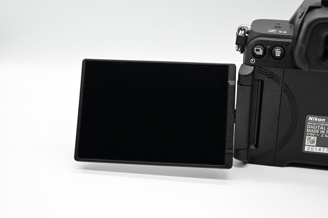 ※今月末までの出品【シャッター1633枚】極美品 Nikon Z5II ボディ