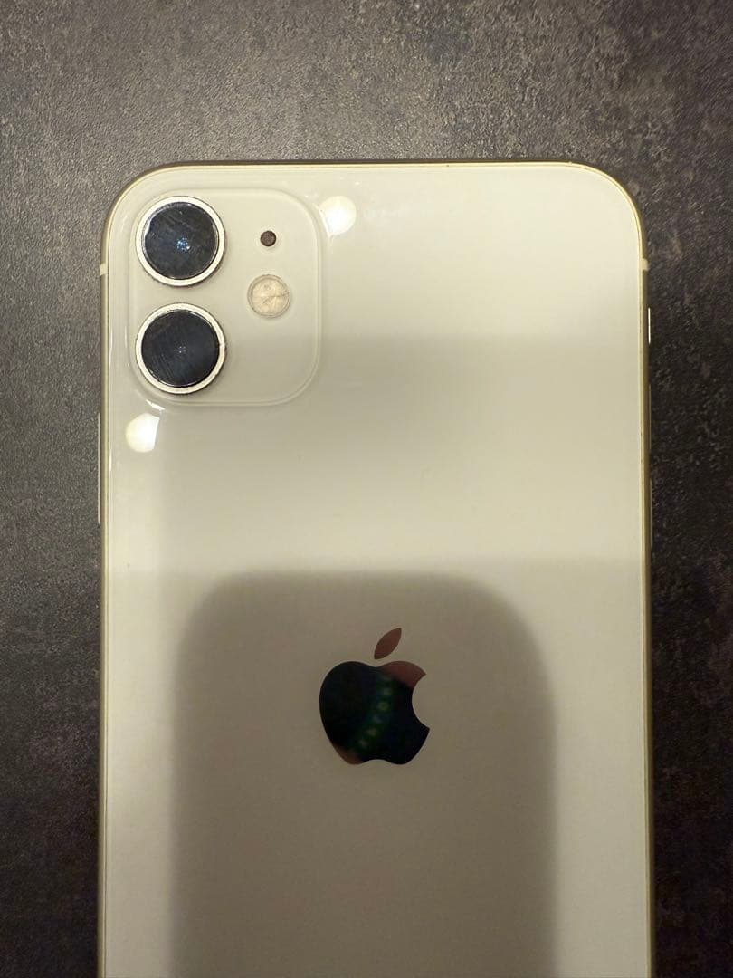 【美品・ひび割れなし】Apple iPhone 11本体　ホワイト