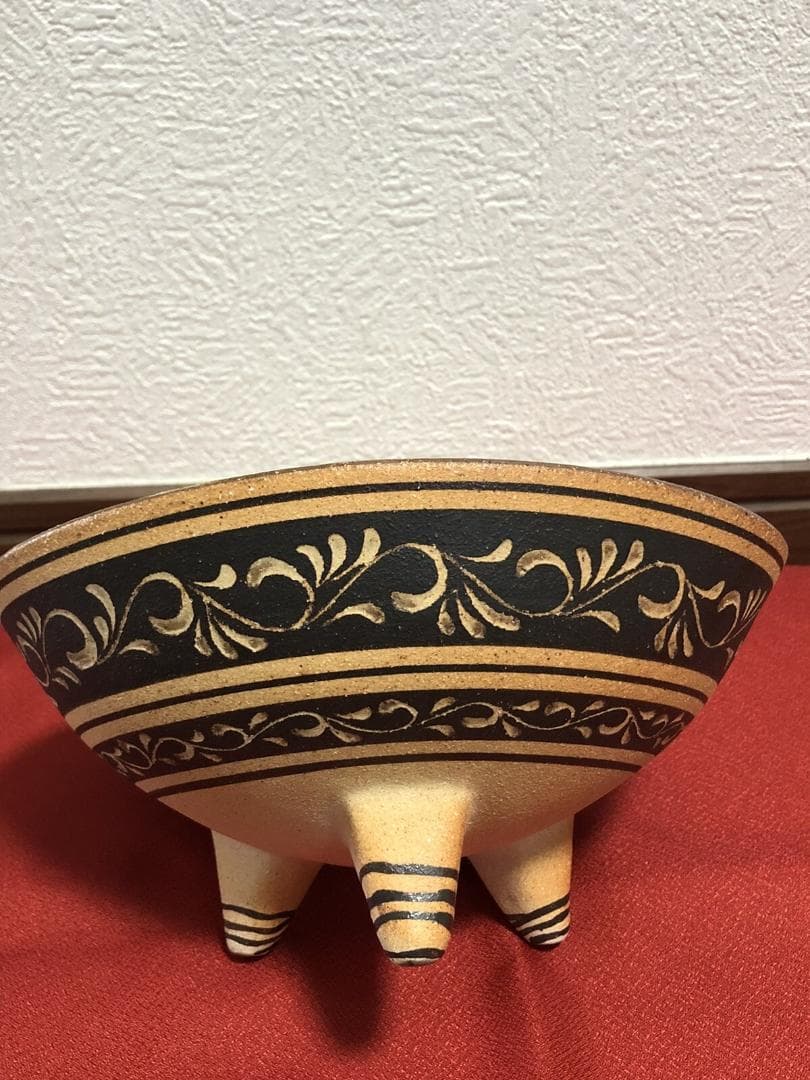 やちむん陶器ボウル 足付き　植物唐草モチーフ　沖縄　伝統工芸品　お皿食器　焼物