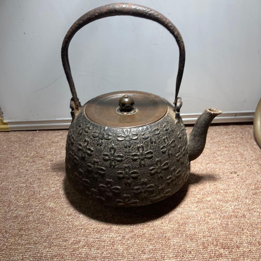 大正期昭和初期晴寿堂花模様鉄瓶