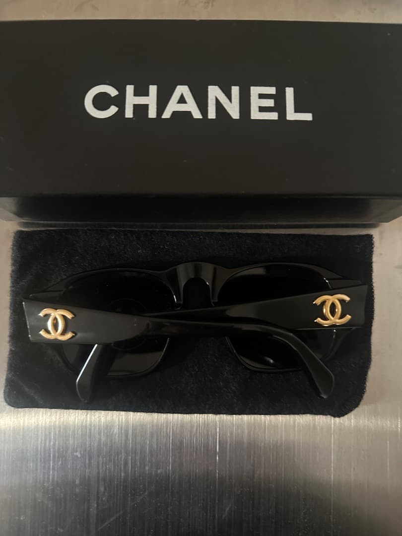 CHANEL ブラック サングラス ゴールドロゴ ケース付き