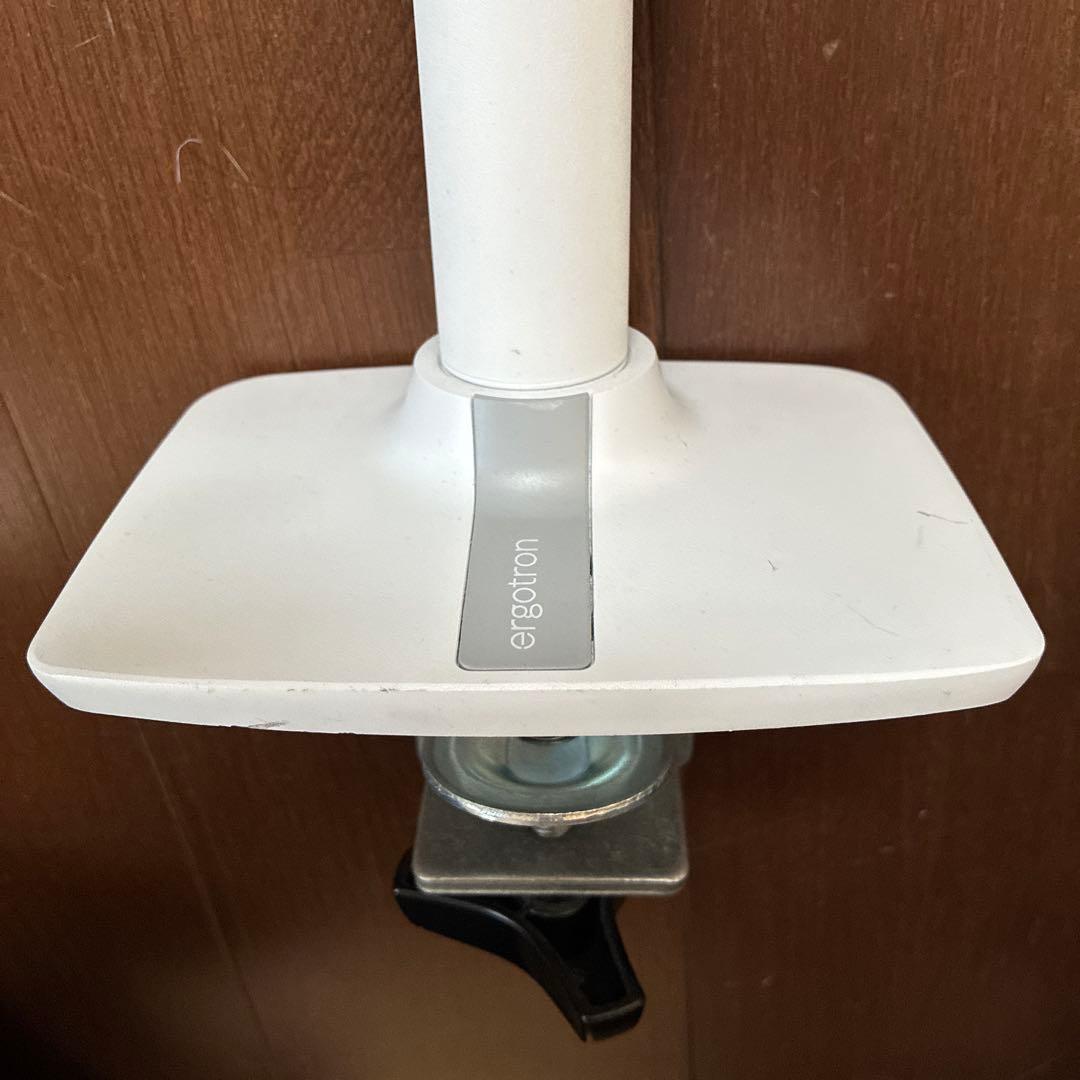 ergotron LX デスクマウントアーム　ホワイトと社外品デスク補強プレート