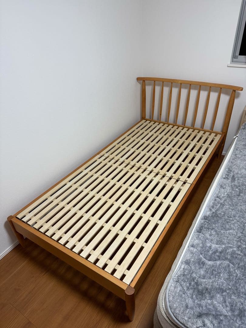 ベルメゾン バーチ材の背もたれ付きシングルベッド