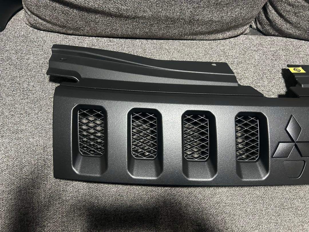 ③デリカＤ５‼️フロントグリル　送料込み‼️ラバーチッピング塗装