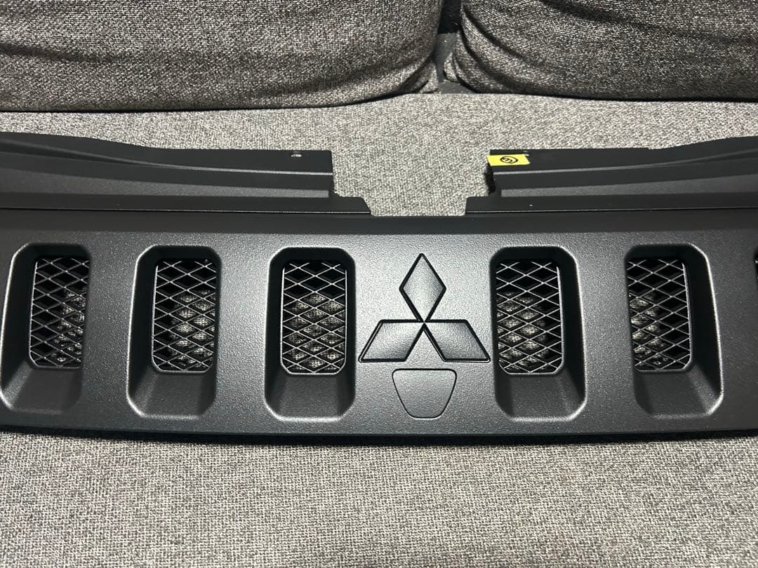 ③デリカＤ５‼️フロントグリル　送料込み‼️ラバーチッピング塗装