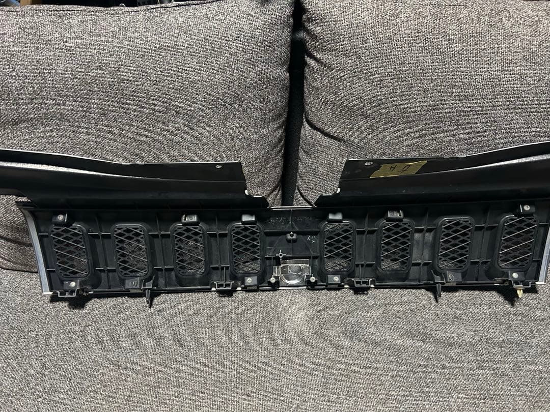 ③デリカＤ５‼️フロントグリル　送料込み‼️ラバーチッピング塗装