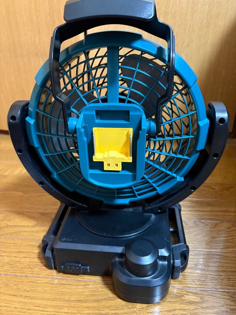 マキタ　充電式ファン CF102D