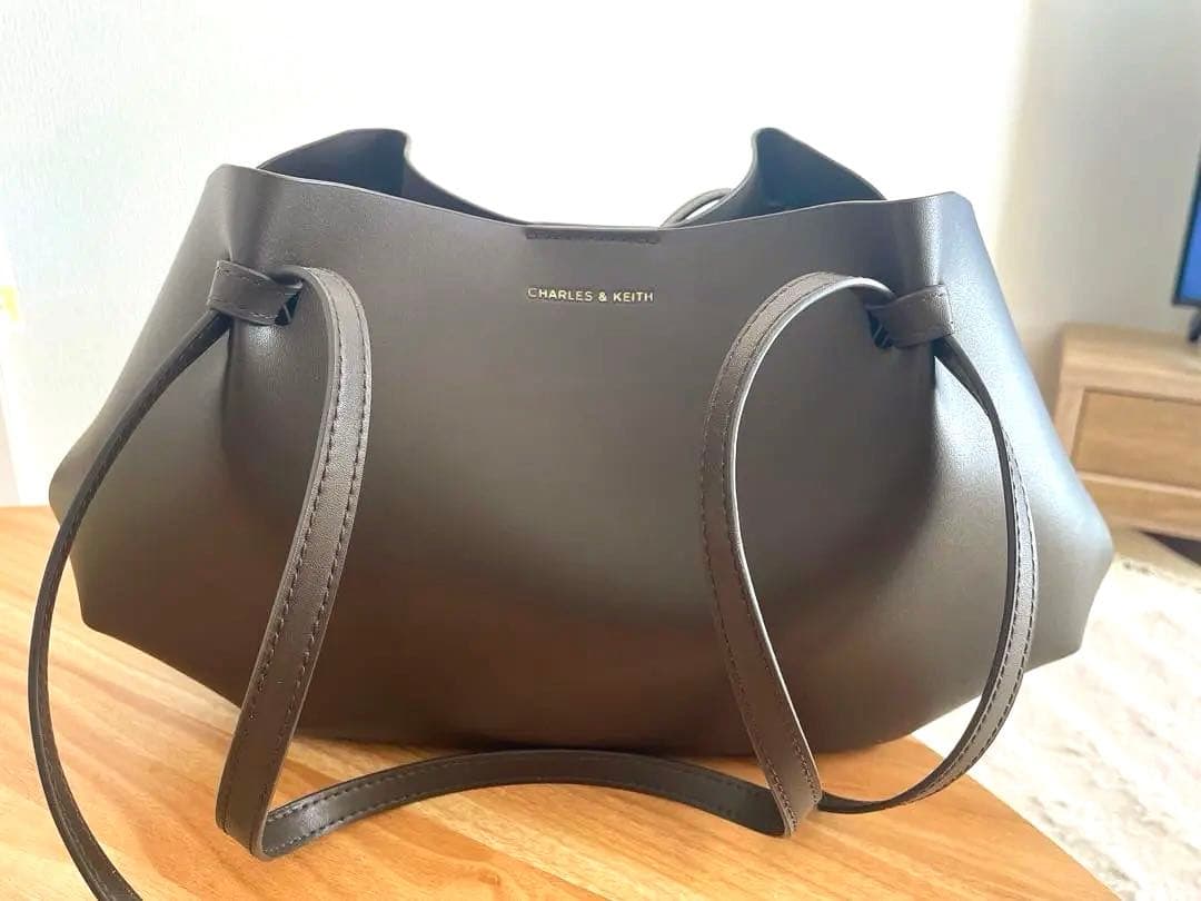 CHARLES & KEITH カルラ　【12/16までお値下げ中】