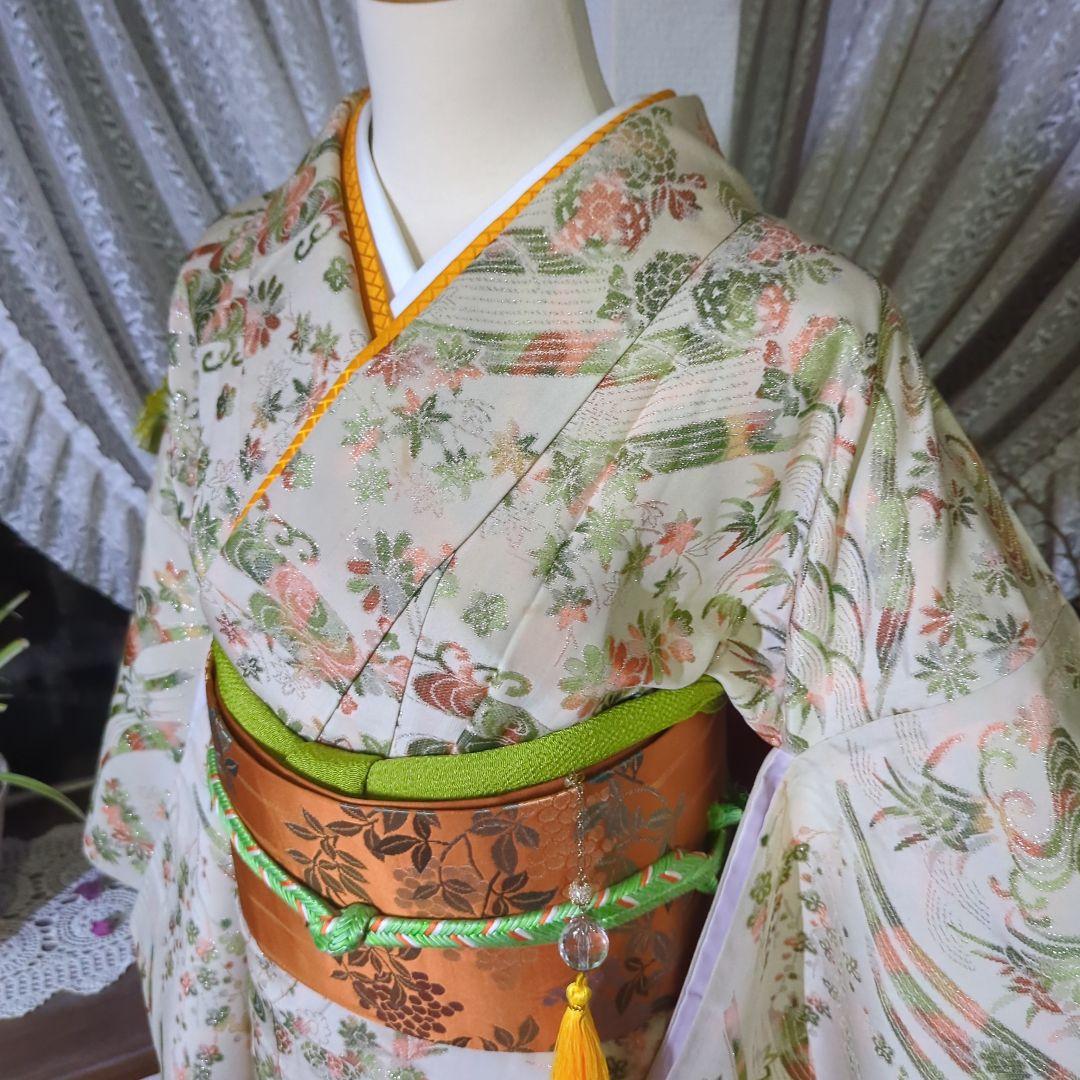 生成り色の地にきらきらと煌めきが美しいアンティークのマジョリカお召のお着物です