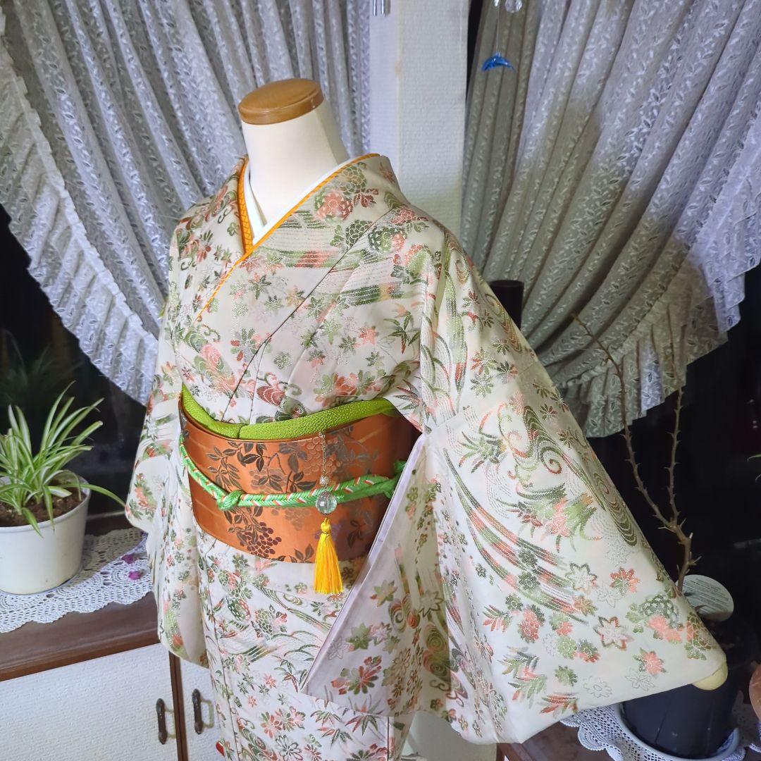 生成り色の地にきらきらと煌めきが美しいアンティークのマジョリカお召のお着物です