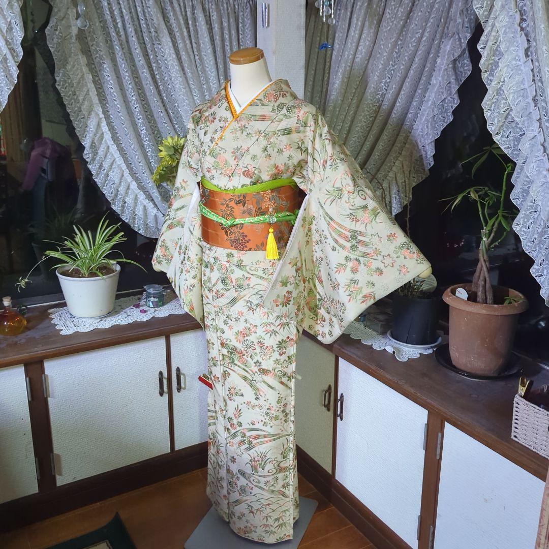 生成り色の地にきらきらと煌めきが美しいアンティークのマジョリカお召のお着物です