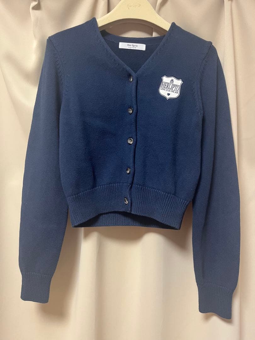【お値下げ済・美品】herlipto カーディガン ネイビー Vネック 刺繍ロゴ