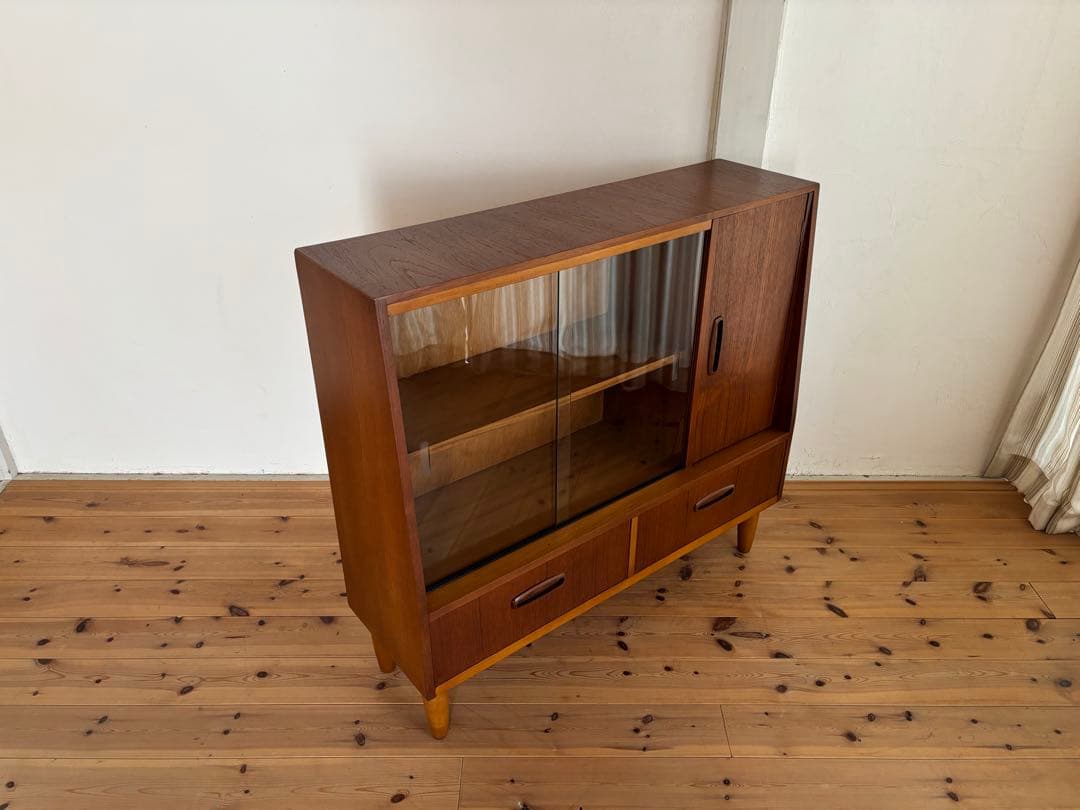 北欧ヴィンテージ　イギリス　ガラスキャビネット