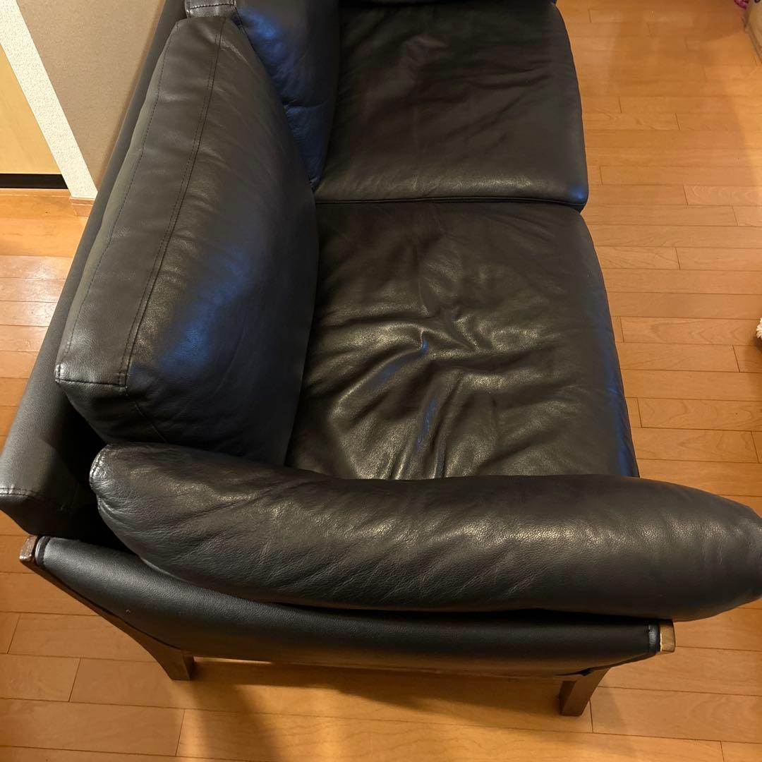 黒のレザー2人掛けソファ