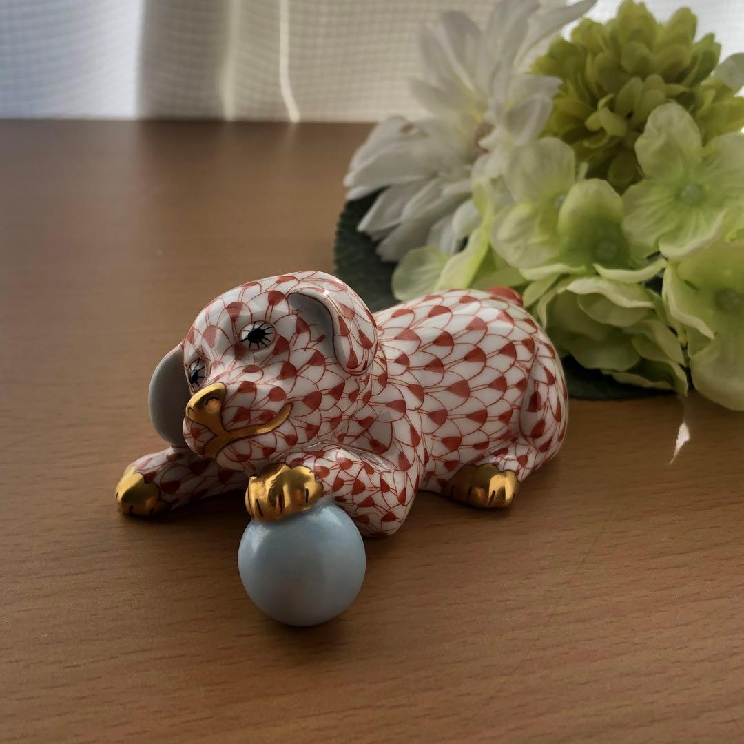 ヘレンド【大人の動物園】ボールで遊ぶ犬