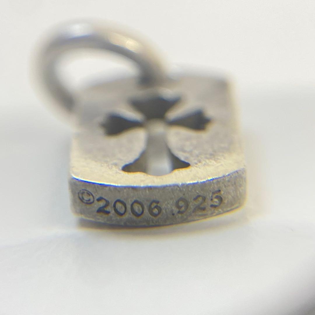 クロムハーツ タイニー カットアウトクロス ドッグタグチャーム