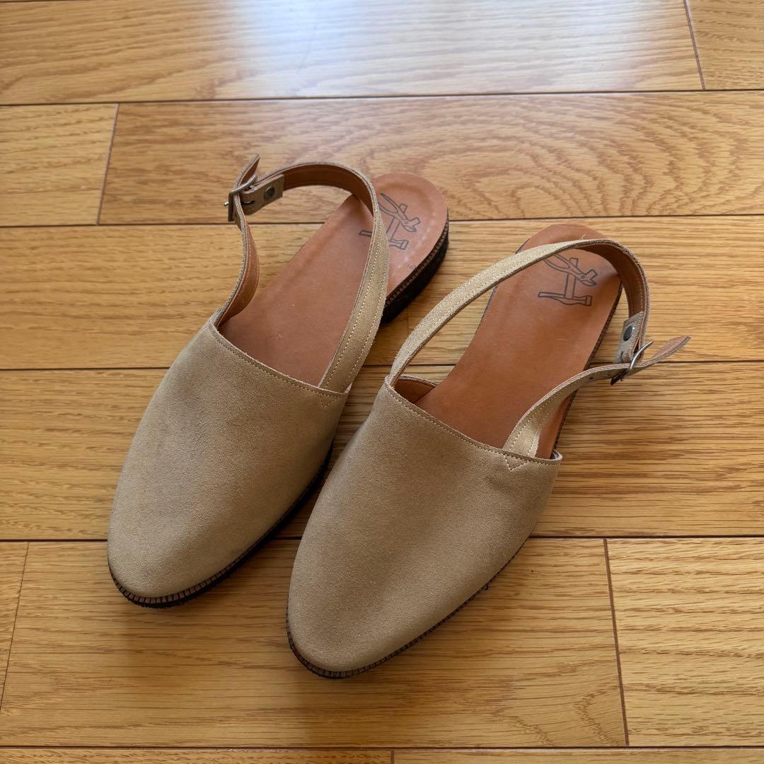 平野靴店 ベージュ スエード ストラップサンダル