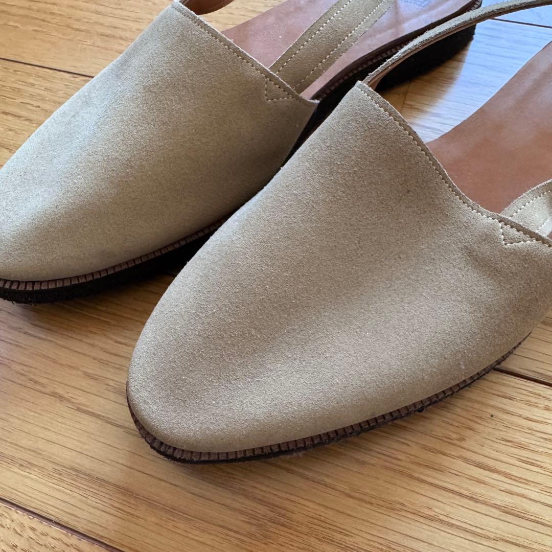 平野靴店 ベージュ スエード ストラップサンダル