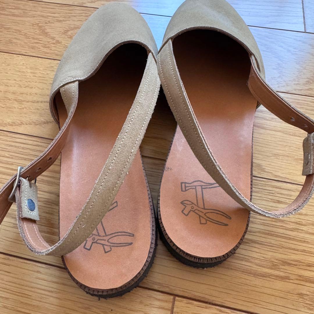 平野靴店 ベージュ スエード ストラップサンダル