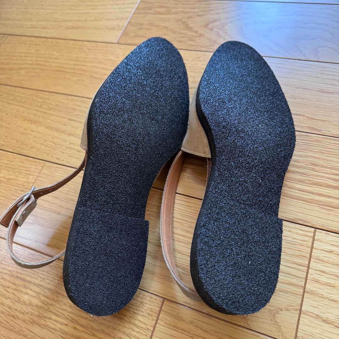 平野靴店 ベージュ スエード ストラップサンダル