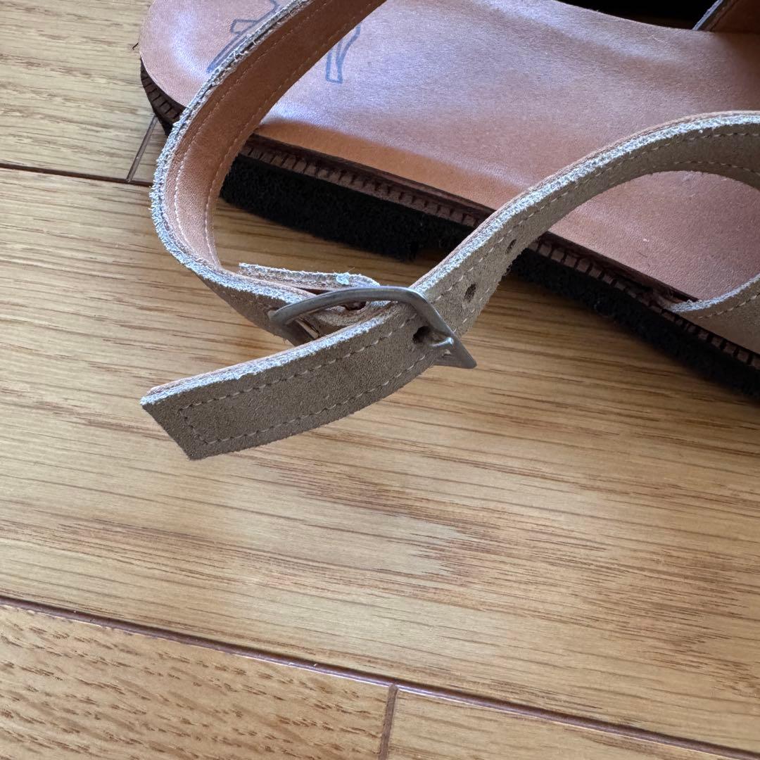 平野靴店 ベージュ スエード ストラップサンダル