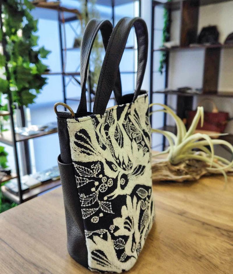 ミナペルホネン/carnival　カーニバルネイビー/バケツ型トート本革